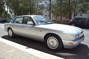 Image 2/33 of Jaguar XJ6 3.2 Executive (1995)