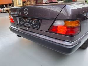 Image 27/42 of Mercedes-Benz 300 CE-24 (1993)
