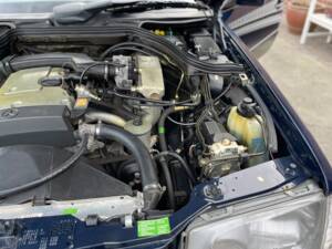 Image 12/25 of Mercedes-Benz E 200 (1996)