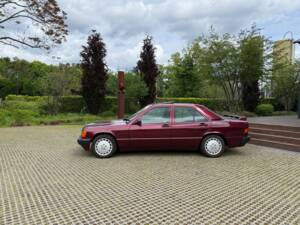Image 2/40 of Mercedes-Benz 190 E (1982)