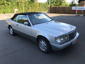 Image 2/15 of Mercedes-Benz E 220 (1996)