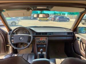 Image 7/23 of Mercedes-Benz 300 TD (1987)
