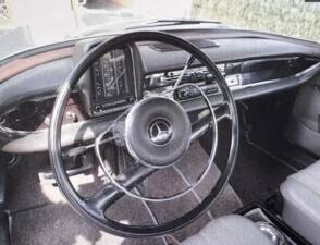Image 13/13 of Mercedes-Benz 230 (1967)