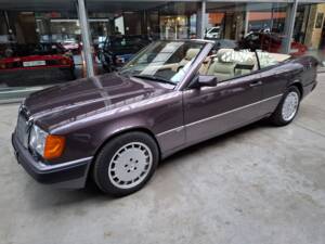Image 40/42 of Mercedes-Benz 300 CE-24 (1993)