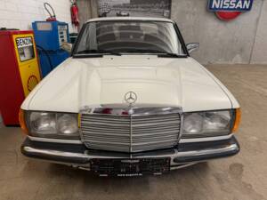 Image 4/18 of Mercedes-Benz 200 (1983)