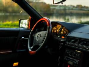 Image 2/8 de Mercedes-Benz 300 SL (1993)