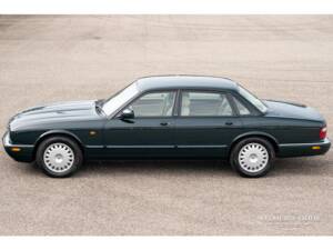 Bild 2/32 von Jaguar XJ 8 Executive (1998)