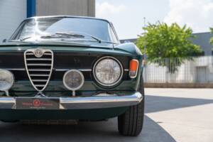 Image 4/83 of Alfa Romeo Giulia GT 1300 Junior (1968)