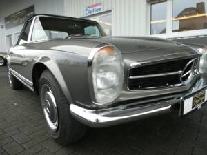 Image 22/27 of Mercedes-Benz 280 SL (1968)