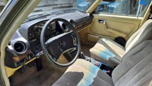 Image 33/71 of Mercedes-Benz 240 D (1980)