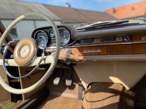Image 36/52 of Mercedes-Benz 250 S (1967)