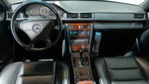 Bild 9/40 von Mercedes-Benz E 500 (1993)