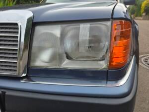 Afbeelding 32/54 van Mercedes-Benz 200 E (1992)