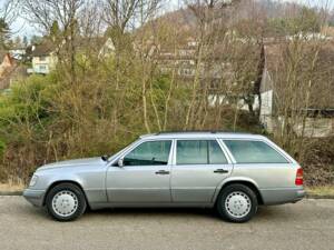 Image 7/16 of Mercedes-Benz E 300 Turbodiesel T (1996)