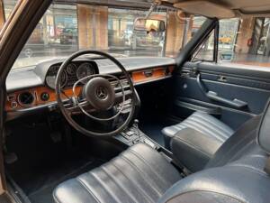 Image 15/41 de Mercedes-Benz 250 C (1970)