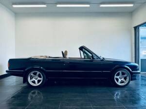 Image 5/29 de BMW 325i (1989)