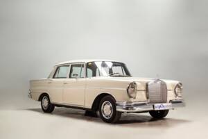 Bild 4/32 von Mercedes-Benz 220 SE b (1965)