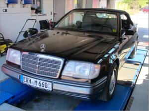 Image 5/171 of Mercedes-Benz E 220 (1994)
