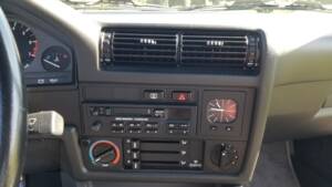 Bild 9/19 von BMW 318i (1992)