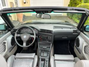 Image 14/40 of BMW 320i (1992)