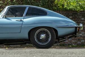 Image 32/50 de Jaguar E-Type (1968)