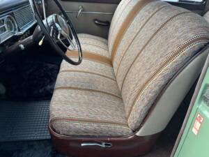 Image 72/82 of Packard Deluxe (1950)