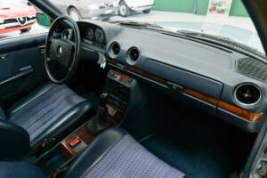 Bild 8/18 von Mercedes-Benz 230 C (1977)