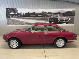Image 1/18 de Alfa Romeo 2000 GT Veloce (1972)