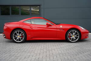 Image 25/50 of Ferrari California (2010)