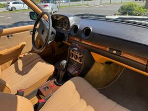 Image 3/6 of Mercedes-Benz 230 CE (1983)