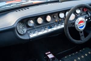 Image 18/32 of Ford GT40 (1965)
