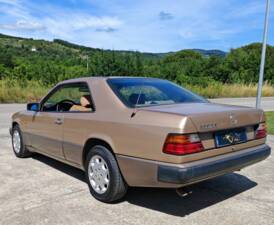 Image 6/42 of Mercedes-Benz 300 CE (1988)