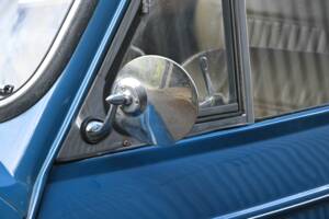 Image 26/37 of Morris Minor 1000 Traveller (1971)
