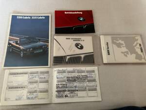 Image 16/17 of BMW 320i (1990)