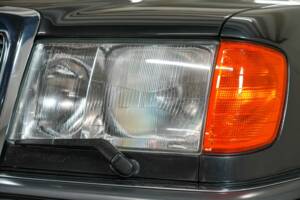 Image 29/32 of Mercedes-Benz 500 E (1992)