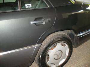 Bild 22/32 von Mercedes-Benz E 220 (1995)