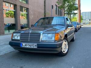 Image 3/5 of Mercedes-Benz 230 E (1991)