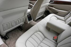 Immagine 42/50 di Jaguar XJ 8 Executive (2002)