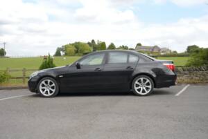 Bild 29/48 von BMW 550i (2006)