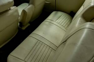 Image 25/50 of Chrysler 300 L (1970)