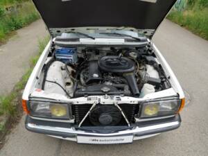 Immagine 31/50 di Mercedes-Benz 230 E (1900)