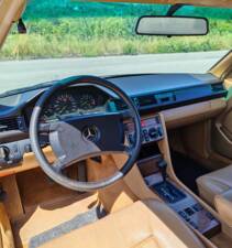 Image 20/42 of Mercedes-Benz 300 CE (1988)