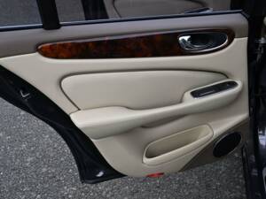 Image 40/50 de Jaguar XJ 8 4.2 (2009)