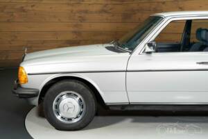 Image 6/8 de Mercedes-Benz 250 (1978)