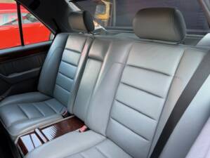Image 19/27 of Mercedes-Benz E 500 (1994)