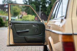 Image 18/53 de Mercedes-Benz 200 T (1982)