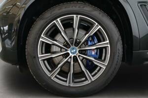 Bild 8/9 von BMW X5 xDrive45e (2022)