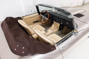Image 18/35 de Jaguar E-Type (1968)