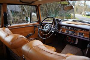 Image 2/18 of Mercedes-Benz 300 SE (1964)