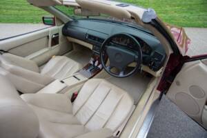 Image 10/28 of Mercedes-Benz 500 SL (1992)